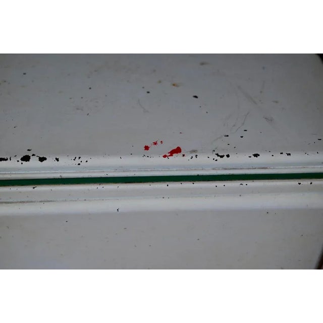 Here is a very pretty pharmacy piece of furniture with a certain retro charm. Entirely in white metal, with its large...