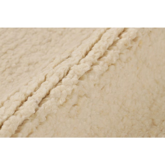 Rug & Kilim’s Contemporary Textural Rug in Tones of Beige, Cream and White For Sale In New York - Image 6 of 7