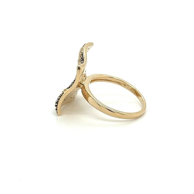 Modern Natural Blue and White Diamond Cluster Wide Frame Flat Wavy Ring in 14k Yellow G Size 7 For Sale - Image 3 of 5