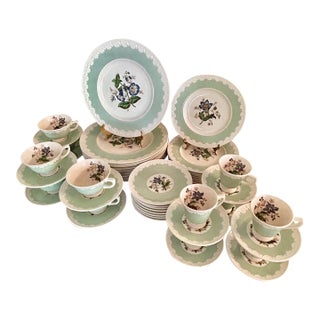 1930’s Wedgewood China Corinthian Hampton Court With Celadon Mint Green Rim - A Set of 60 Pieces For Sale