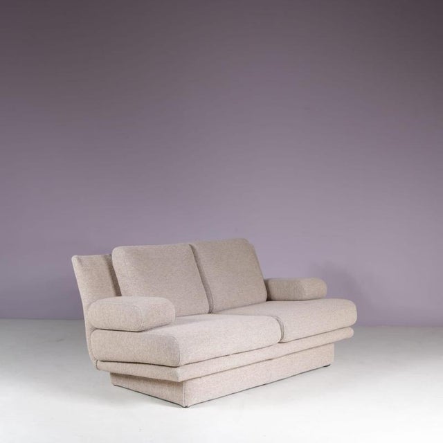 A very nice 2-seater sofa, model 704, manufactured by Leolux in the Netherlands in the 1970s. Excelling in comfort while...