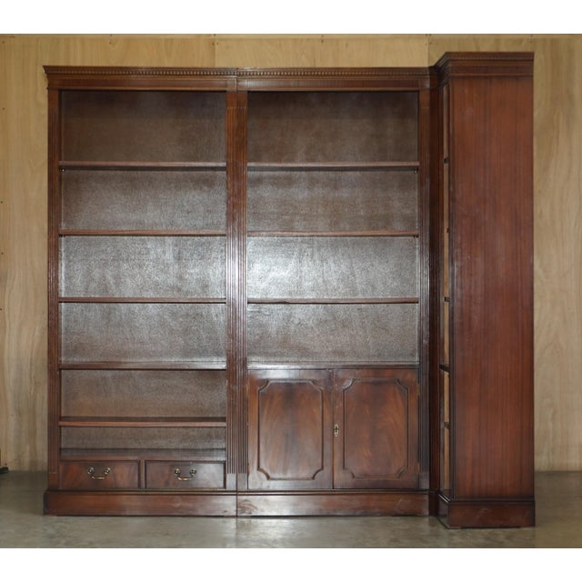 This is a lovely vintage flamed mahogany and hardwood open corner library bookcase which splits into three easy to...