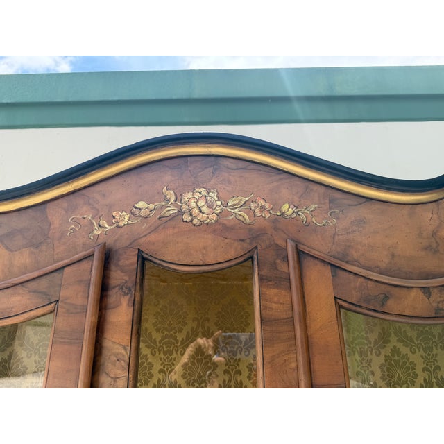 1970s Hand Painted Gold Leaf Chinoiserie Vitrine Burl Wood Display Cabinet For Sale - Image 12 of 16