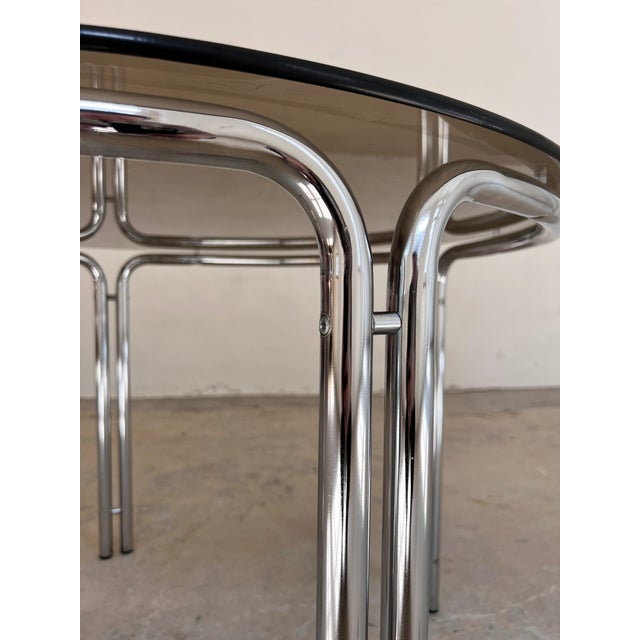 Round Dining Table – Space Age Design, 1970s. This original dining table from the 1970s embodies the iconic Space Age...
