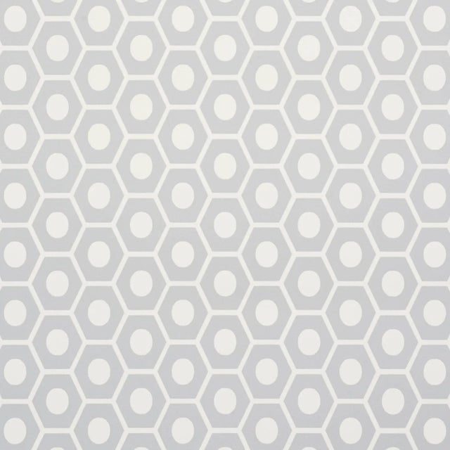 Schumacher Sample - Schumacher Queen B Wallpaper in Grey For Sale - Image 4 of 4
