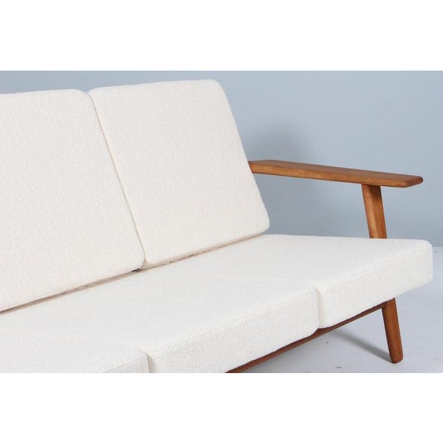 Model 290 Three-Seater Sofa in Oak and Boucle by Hans J. Wegner for Getama, 1970 For Sale - Image 3 of 11