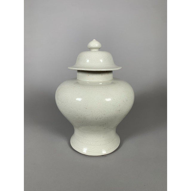 Porcelain vase from the 18th century, China, Qing Dynasty For Sale - Image 4 of 12