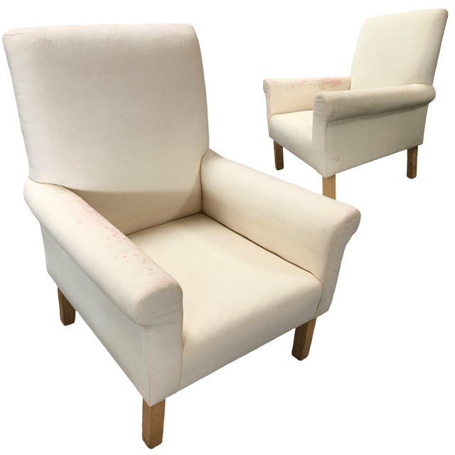 Late 20th Century White Muslin Lounge Armchair with Red Cover and Skirt For Sale - Image 4 of 12