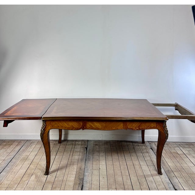 Louis XV style table with two extensions, decorated with bronze along the legs. 1940s. Dimensions: 160x100 cm + two...