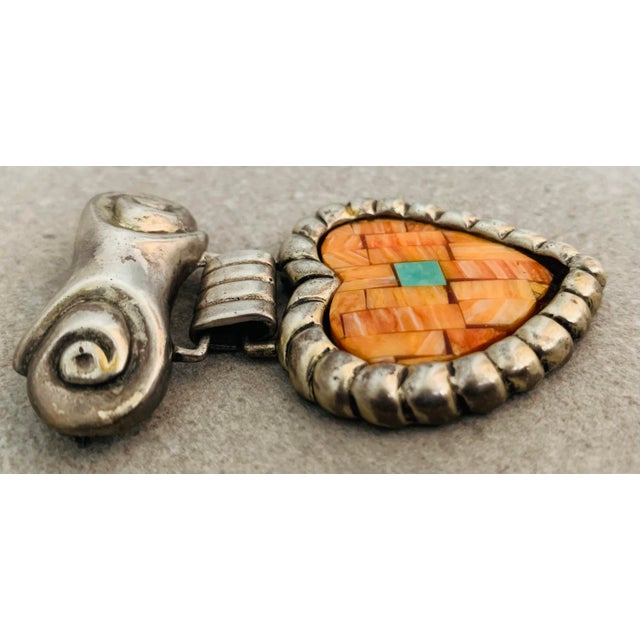 1980s 1980’s Dian Malouf Sterling Heart Pin/Brooch, Turquoise & Spiny Oyster Mosaic Center With Rope-Style Surround & Scroll Bar at the Top For Sale - Image 5 of 12