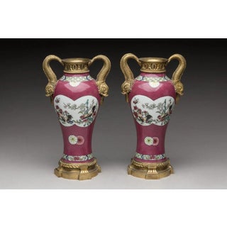 Pair of Chinese Porcelain Vases, Qianlong Period, 18th Century For Sale