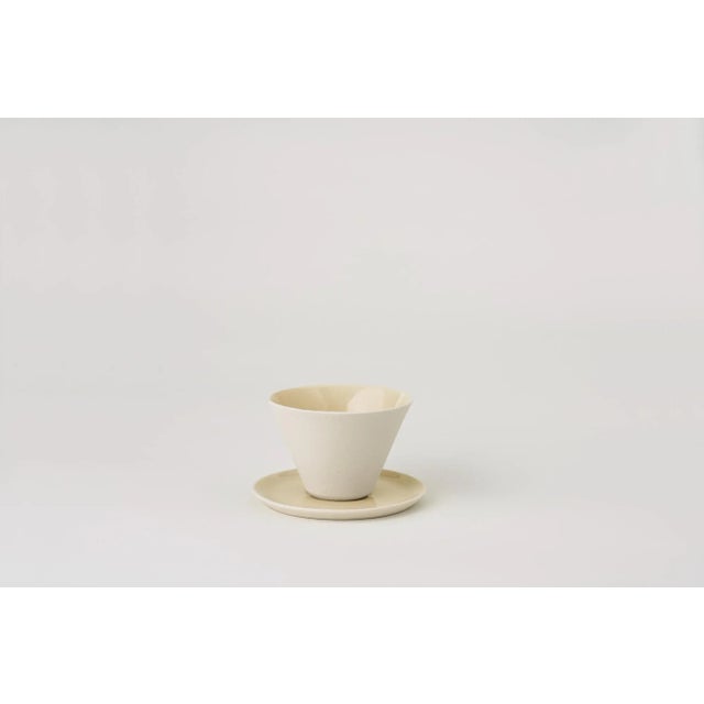 Saucer equipped with a socket to welcome both the teacup and the high glass, allowing transportation. Handmade hand-worked...