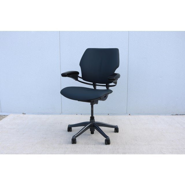 Humanscale Freedom Ergonomic Task Desk Chair in Graphite Leather, Slightly Used For Sale In New York - Image 6 of 18