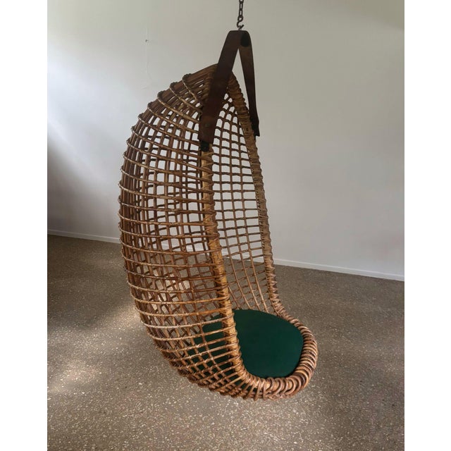 Beautifully shaped hanging basket, lounge chair in woven rattan. this hanging swing chair with a sculptural rattan...