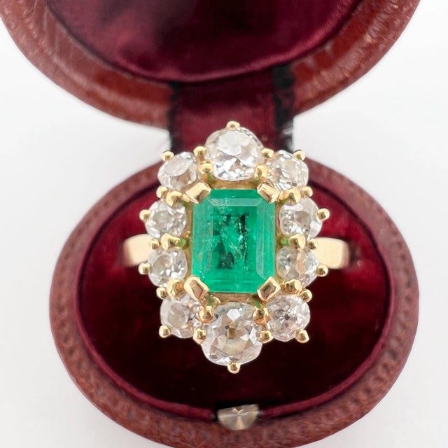 Pompadour Ring Gold Emerald Diamonds, Size 6 For Sale - Image 4 of 6
