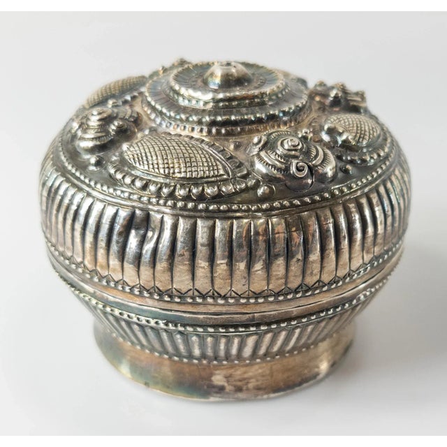 Traditional Early 20th Century South East Asian Repousse Silver Betel Box For Sale - Image 3 of 9