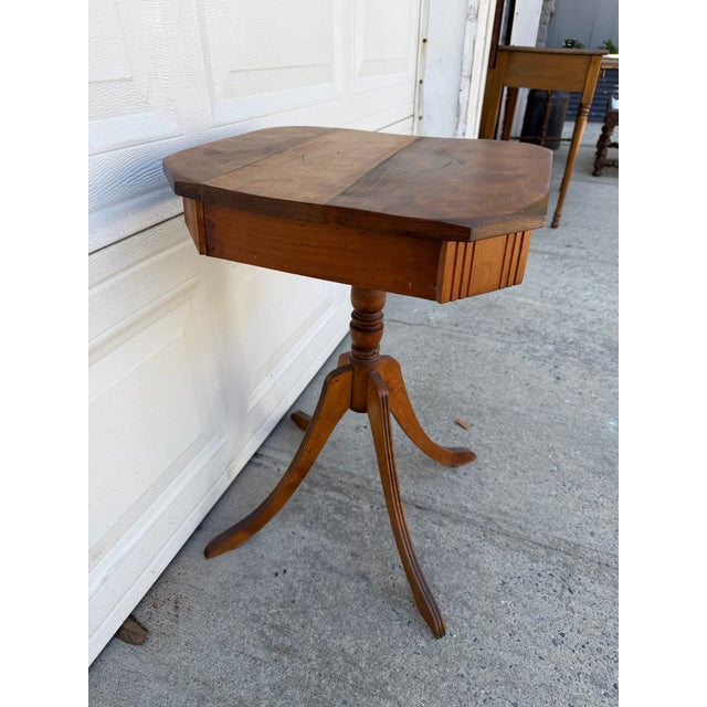 Wood Vintage Federal Revival Wood Pedestal Side Table With Traditional Carved Details For Sale - Image 7 of 12