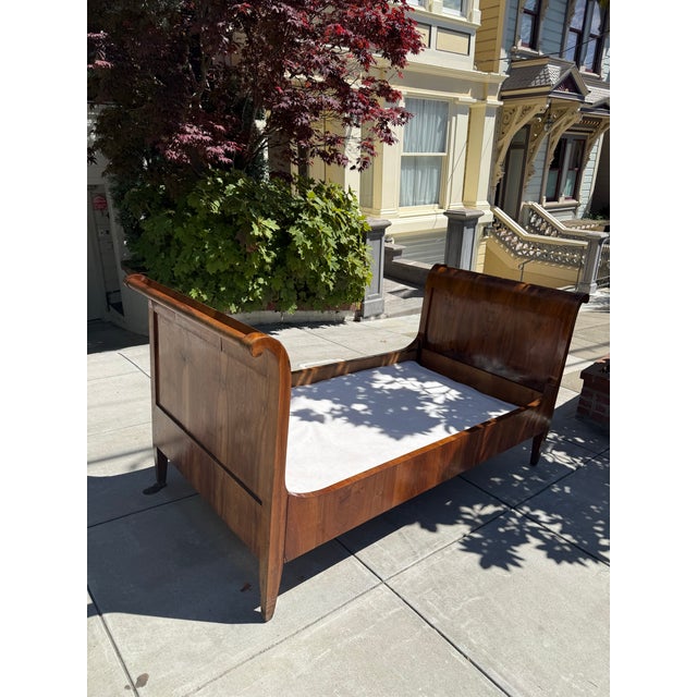 Brown Antique American Empire Flame Mahogany Sleigh Daybed, C. 1820–1840 For Sale - Image 8 of 8