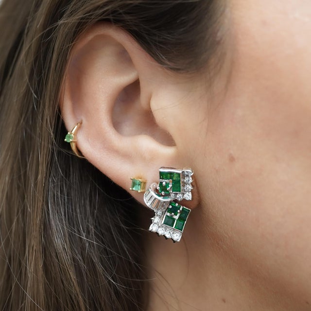 1970s 1.30 Carat Emerald & Diamond in 14k White Gold Retro Style Stud Earrings, A Pair For Sale In Miami - Image 6 of 6