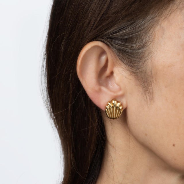 Tiffany and Co. Vintage Tiffany & Co Shell Earrings 18k Yellow Gold Fine Signed Jewelry, A Pair For Sale - Image 4 of 4