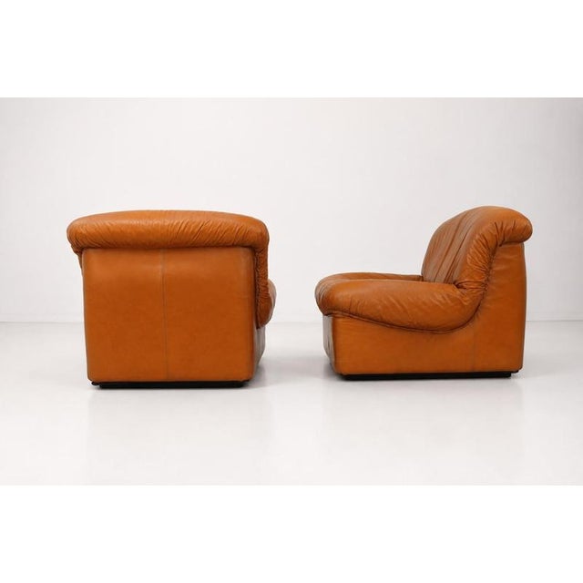 Pair of Italian design leather lounge chairs ‘Giusy’ produced in the 1970s by Neoflex. These lounge chairs are well-suited...