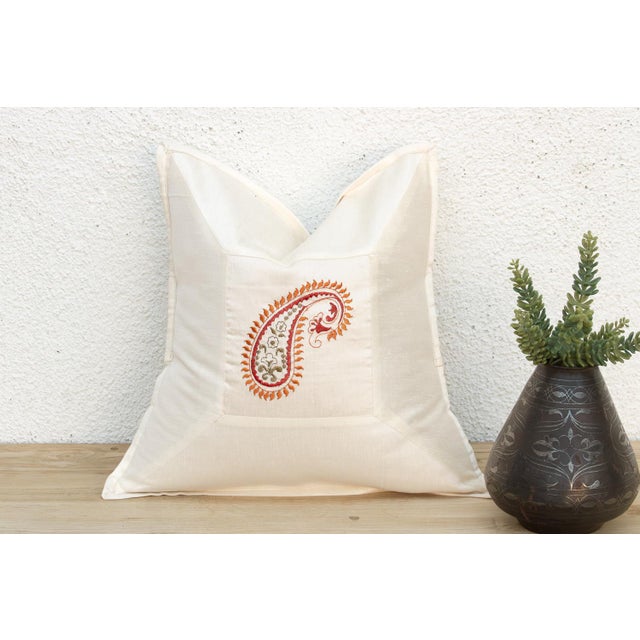 A refined decorative pillow cover from DE-COR's Contempo Paisley collection, crafted from a lustrous silk-blend fabric...