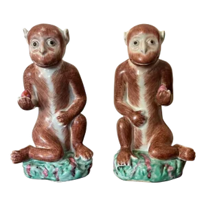 19th Century Chinese Export Famille Rose Porcelain Monkeys Holding Peaches - a Pair