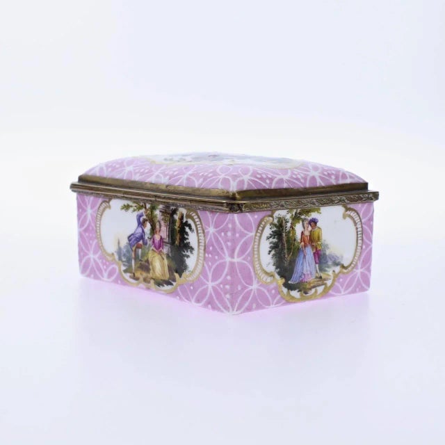 18th Century Antique South Staffordshire or Battersea Enamel Table Snuff Box, 18th Century For Sale - Image 5 of 11