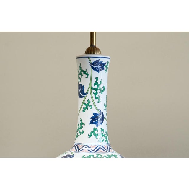 1930s Vintage French Chinoiserie Table Lamp in Porcelain and Brass, 1930s For Sale - Image 5 of 14
