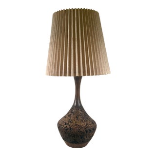 1960s Mid-Century Modern Sculptural Teardrop Cork and Walnut Table Lamp With Original Pleated Shade For Sale