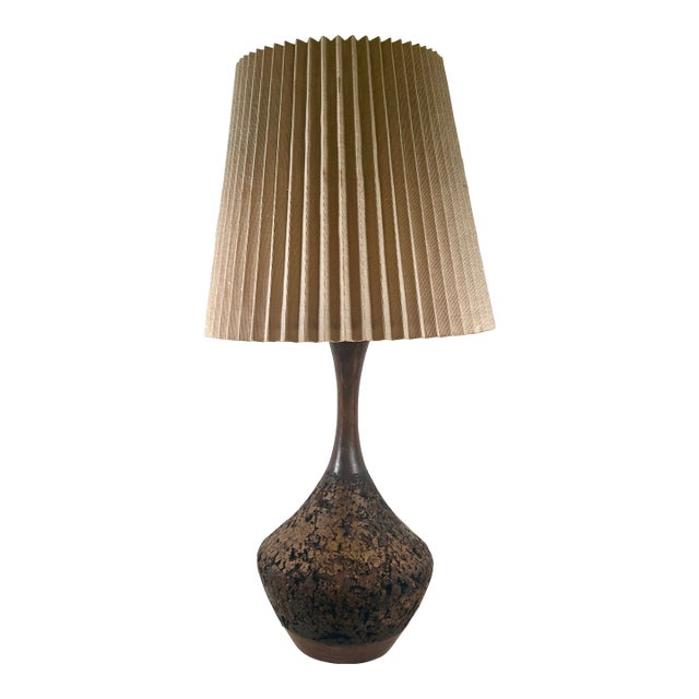 1960s Mid-Century Modern Sculptural Teardrop Cork and Walnut Table Lamp With Original Pleated Shade For Sale