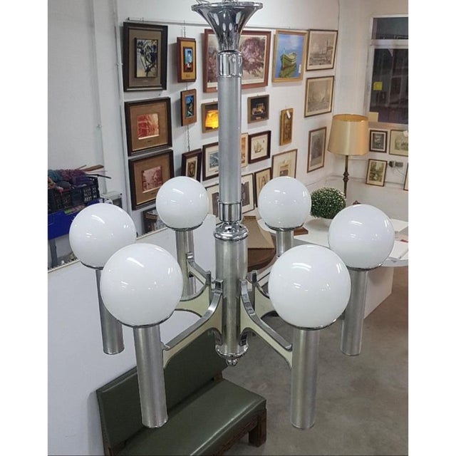 Ceiling lamp made of chromed steel that presents a futuristic design. Design by Ángelo Gaetano Sciolari, who was one of...