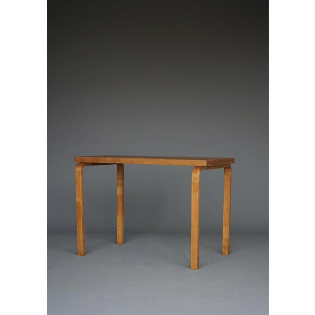 A rare Alvar Aalto table. This is a pre-war edition (which could date from the 1930s or the 1940s). There are no visible...