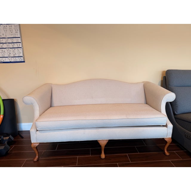 High-End 20th Century Camelback Settee, in the Style of Hickory Chair or Southwood For Sale In New York - Image 6 of 10