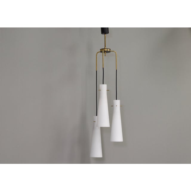 1950s Stilnovo Pendant Light with Opaline Glass Shades & Brass, Italy, 1950s For Sale - Image 5 of 14