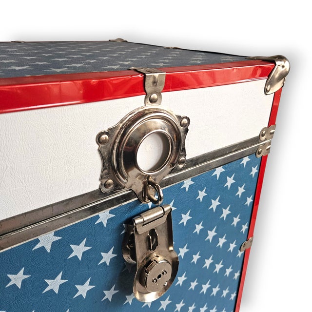 Vintage American Flag Patriotic Steamer Trunk W/ Working Key For Sale - Image 12 of 18