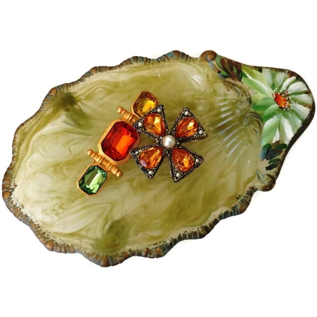 Offering a vintage fluted green plastic dresser tray. Hand painted with a white daisy & trimmed with gold paint. Designed...