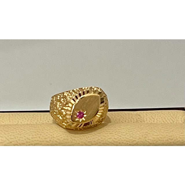 Modern Gold and Ruby 14 Karat Yellow Gold Ring Vintage Unisex, Size 9.5 For Sale - Image 3 of 8