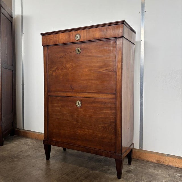 – Original Biedermeier – Fine walnut wood – Stylish & functional – with secret compartment Dimensions: W: 100cm H: 149cm...