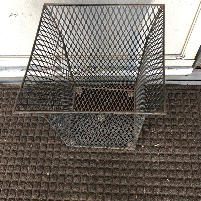 A heavy metal waste basket Basket weave/mesh design Heavy weight and sturdy Small dent and some rust, see photos Works in...