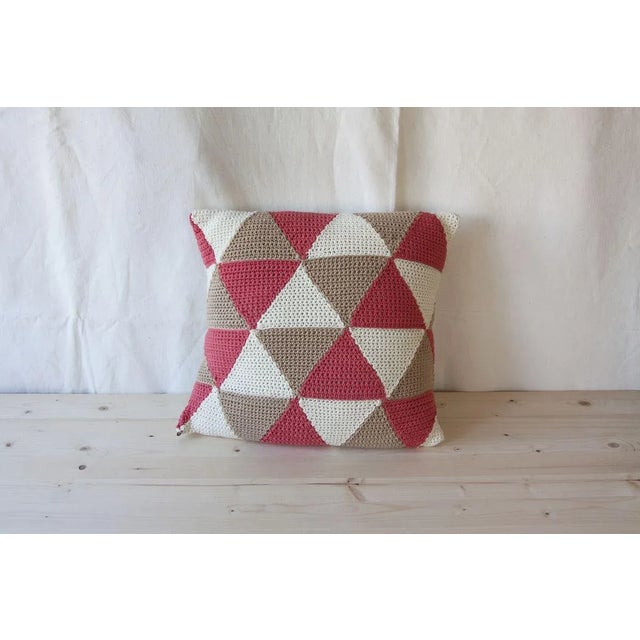 Salmon Triangle Geométrica Cushion from Com Raiz For Sale - Image 4 of 4