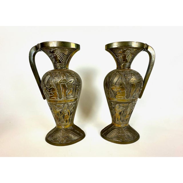 The vase serves only a decorative purpose, not a functional one. Due to its internal structure, it cannot be filled with...