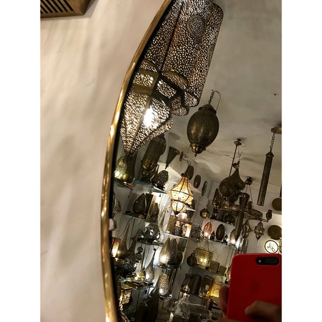 1980s Large Round Mirror With Unique Tick Brass Frame and High-Quality Glass Mirror For Sale - Image 4 of 5