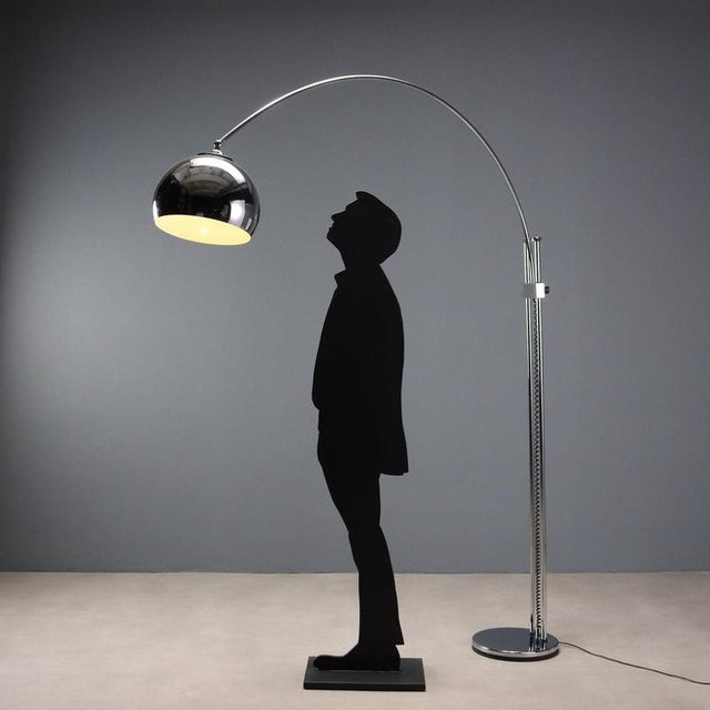 Vintage floor lamp in chromed metal and aluminum with an adjustable-height arched stem. Includes one E27 bulb. This piece...