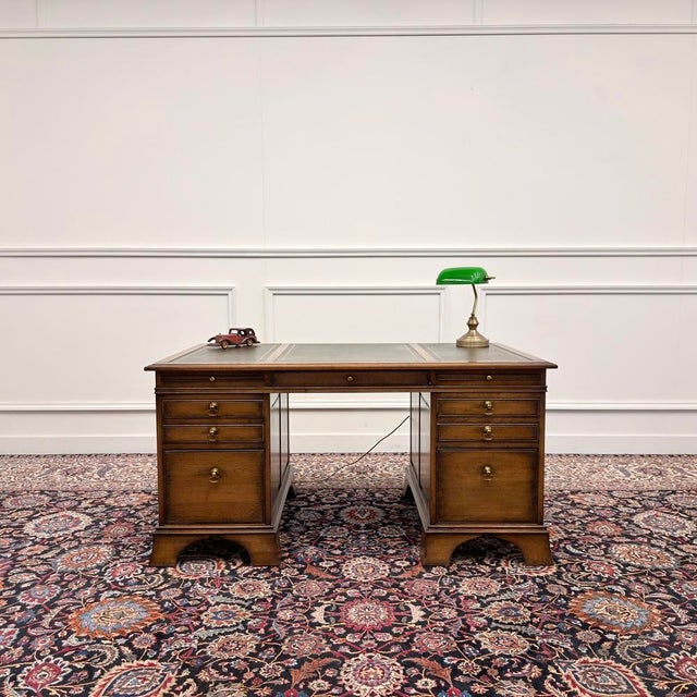 Classic English Chesterfield Desk from RAC, in Very Good conditions. Designed 1920 to 1949 This piece has an attribution...
