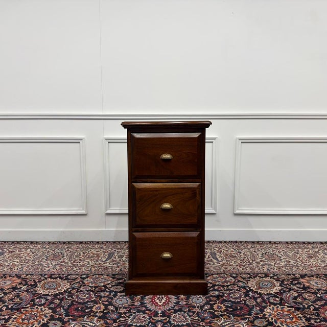 About this Classic Englisch Chest of Drawers Classic and Elegant | Antique desk accessories in Italian and Classic style....