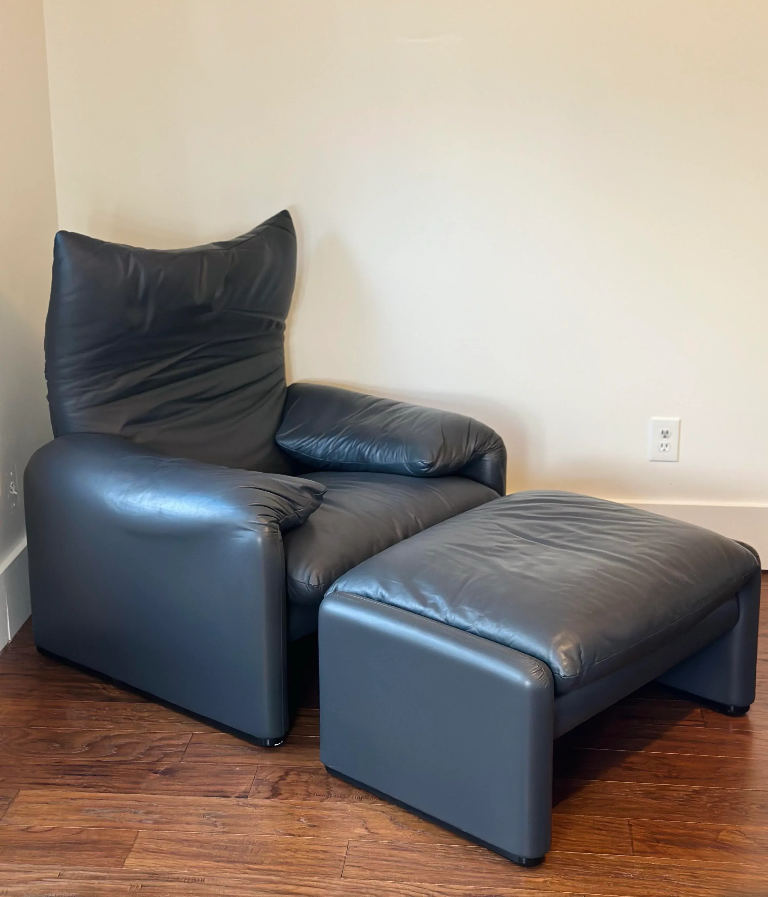 2010s Cassina Vico Magistretti Maralunga Black Leather Chair and