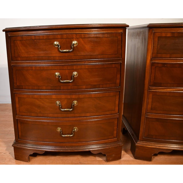 Ethan Allen 1940s Vintage Ethan Allen Regency Style Mahogany Pair of Nightstands For Sale - Image 4 of 13