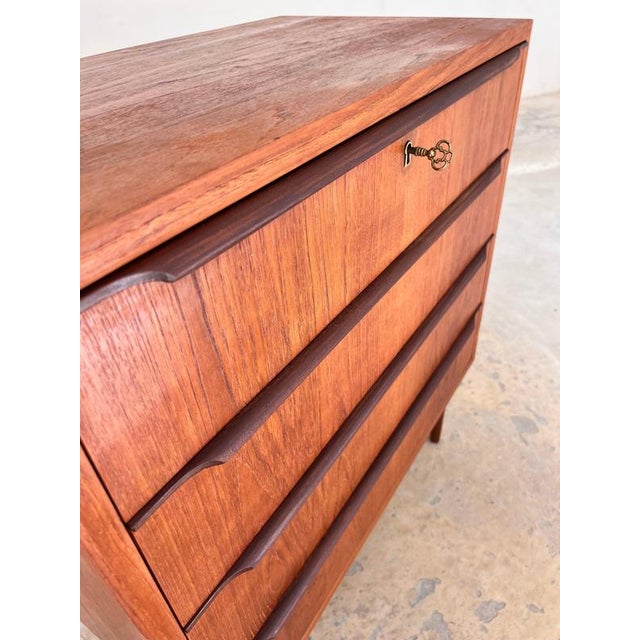 This Danish teak chest of drawers from the 1960s is a prime example of the elegance and craftsmanship of mid-century...