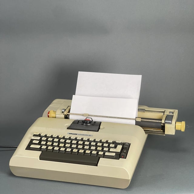 ジョルジオ・ソアヴィ OLIVETTI セラミックトレイ Vintage 1970s Olivetti Lexikon 82 Electric Typewriter | Chairish